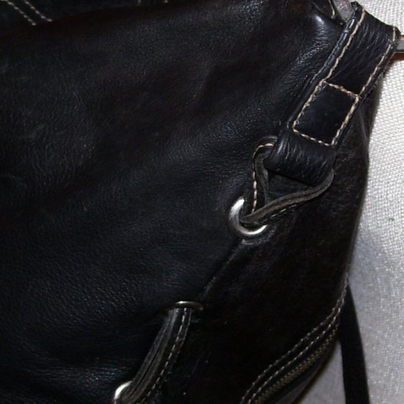 Fortuna Valentina Black Leather Shoulder Bag - Picture 13 of 15